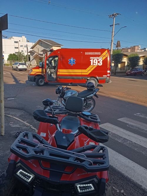Colisão entre motocicleta e quadriciclo no centro de Cunha Porã deixa idoso ferido