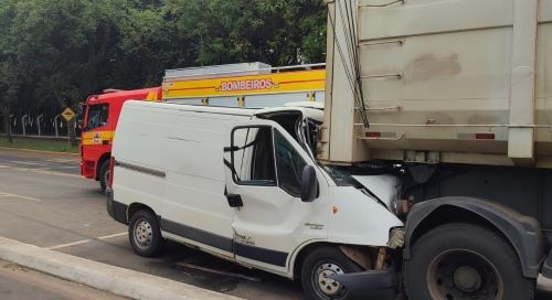 Ducato de Pinhalzinho colide na traseira de carreta na Avenida Maravilha, próximo trevo de acesso