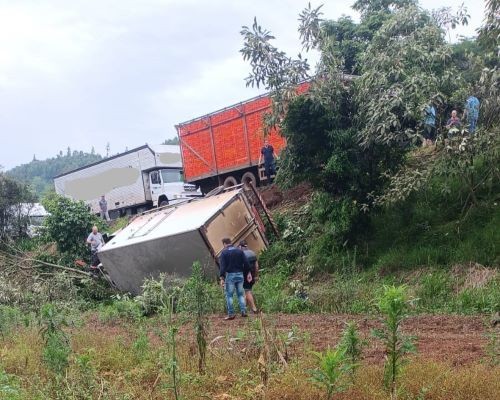 Grave acidente envolvendo diversos veículos é registrado na BR-282, em Cunha Porã 