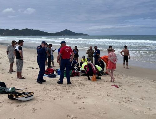 Pai morre afogado e filho desaparece no mar em SC