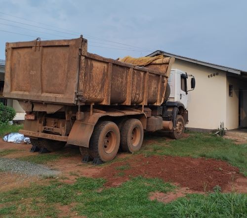 Trabalhador morre prensado por caçamba de caminhão no Oeste