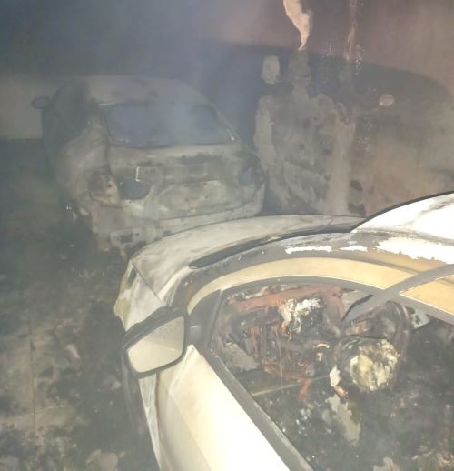  Três veículos são danificados após garagem pegar fogo em Itapiranga