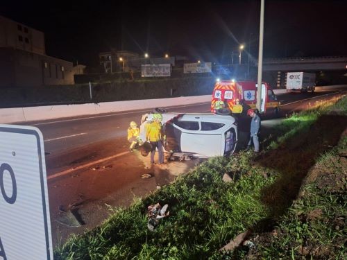 Capotamento é registrado na BR-282, em Xanxerê; ocupantes do veículo fugiram do local