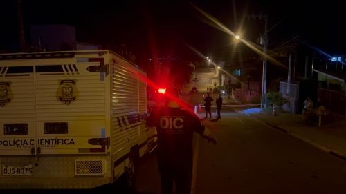 Mulher é morta a facadas pelo companheiro em Chapecó