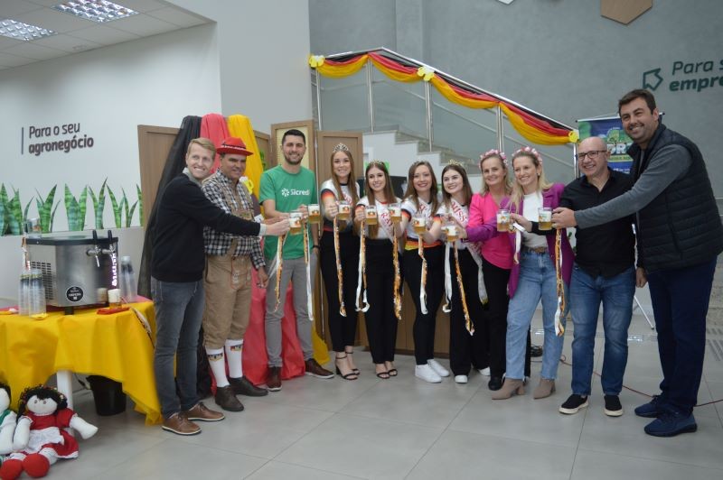 Abertura oficial da 27ª Edição do Kerbfest é marcada pela primeira sangria do barril de chopp no Sicredi em Cunha Porã
