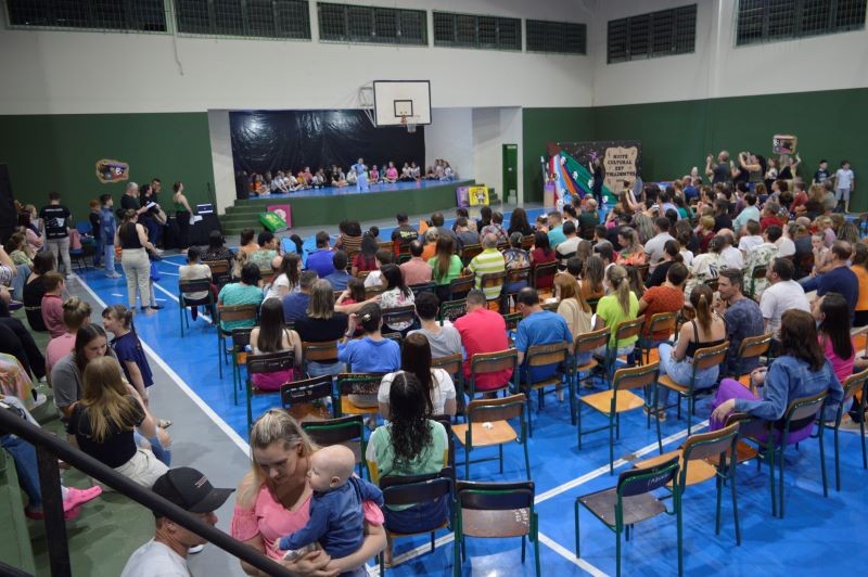 Escola Tiradentes de Cunha Porã realiza Noite Cultural com apresentações artísticas e exposição de trabalhos