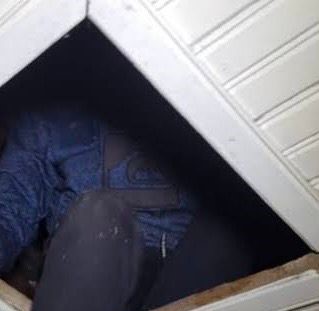 Homem condenado por homicídio é preso ao tentar se esconder entre o telhado e o forro de residência no Oeste