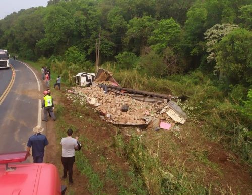 Carreta tomba ao sair da pista e carga é saqueada na SC-480 no Oeste