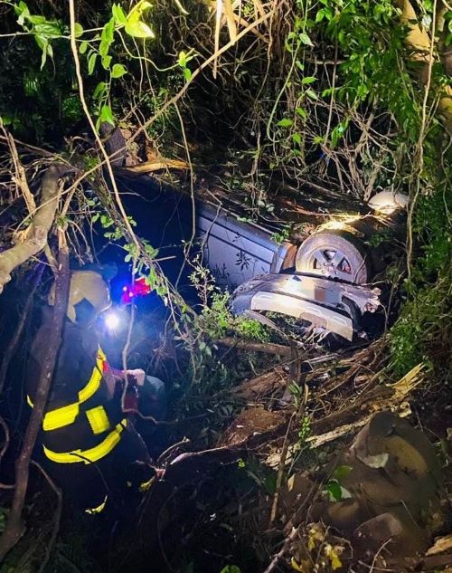 Carro cai em ribanceira na SC-155, mas bombeiros não encontram vítimas