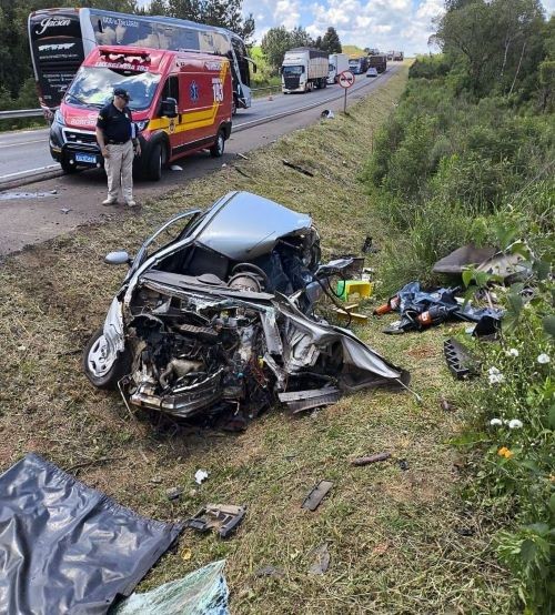 Idoso morre em colisão frontal entre carro e caminhão na BR-282, no Oeste