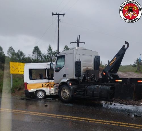 Van escolar que transportava crianças se envolve em acidente com caminhão