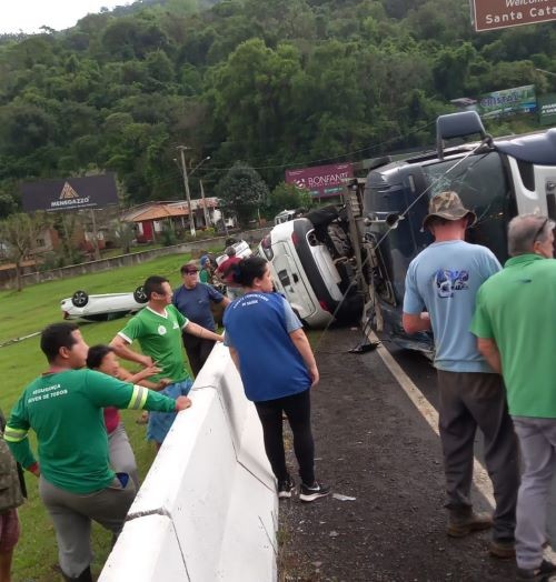 Caminhão cegonha tomba e bloqueia SC-480 na ponte do Goio-Ên, em Chapecó