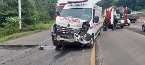 Grave Acidente Envolve Caminhões e Ambulância na BR-282, no Oeste