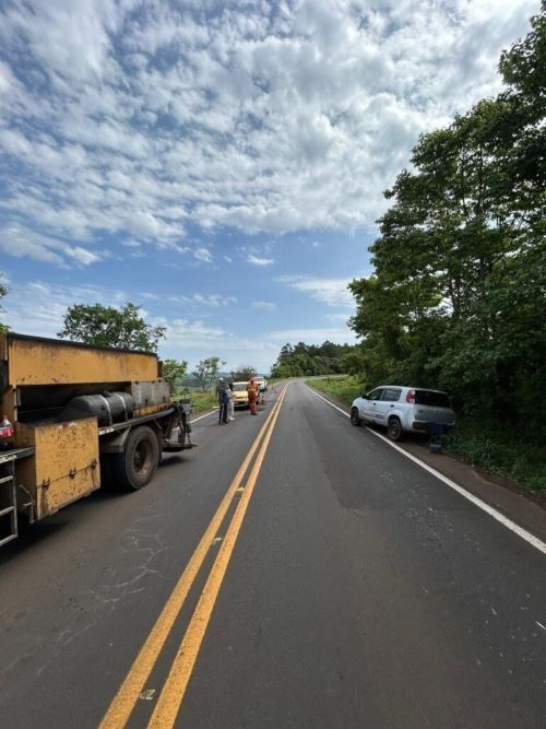 Trabalhador fica ferido após carro colidir em caminhão parado no Oeste de SC