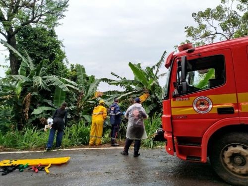 Carro cai em ribanceira de 25 metros no Oeste; jovem de 20 anos é resgatado com ferimentos