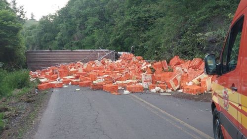 Tombamento de caminhão carregado de frangos causa bloqueio da SC-155, no Oeste