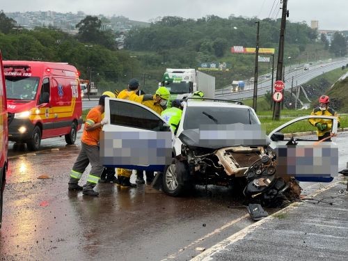 Homem fica gravemente ferido após carro colidir em poste na BR-480 no Oeste