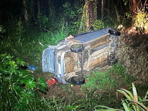 Saída de pista, seguida de tombamento, deixa uma pessoa ferida no Oeste