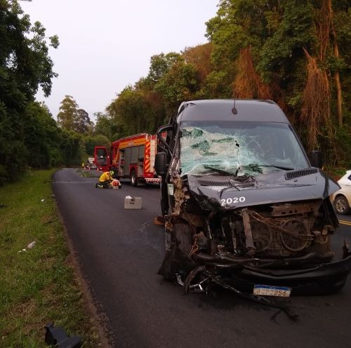 Colisão entre caminhão e van deixa seis feridos na BR-282 no Oeste