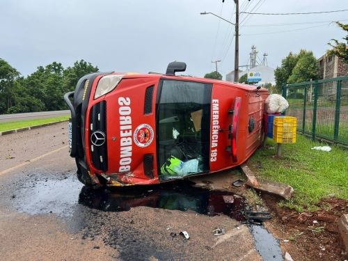 Acidente com ambulância tomba após colisão na BR-282