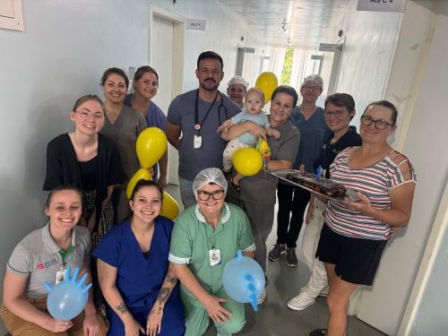Equipe do Hospital de Cunha Porã celebra primeiro aniversário de paciente que estava internado