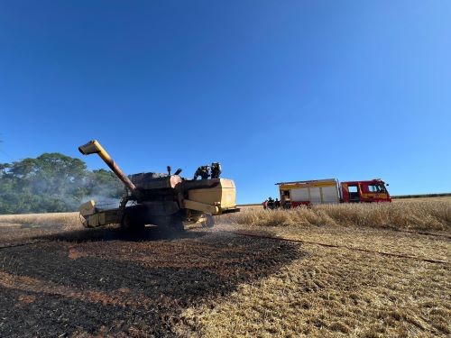 Bombeiros combatem incêndio em colheitadeira no interior de município do Oeste