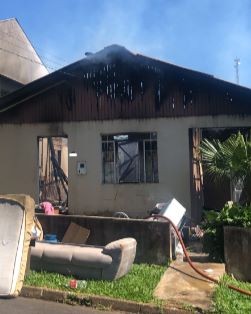 Incêndio destrói residência em Maravilha; moradores saem ilesos