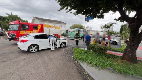 Colisão entre carro e micro-ônibus deixa criança ferida no Oeste