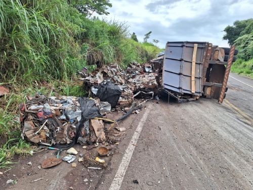 Carreta carregada de sucata tomba e interdita SC-161 em Romelândia