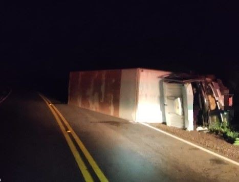 Caminhão sai da pista e tomba na SC-163 entre Iporã do Oeste e Itapiranga