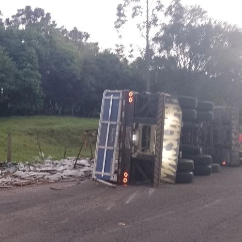 Carreta tomba na SC-160 entre Saudades e Cunhataí