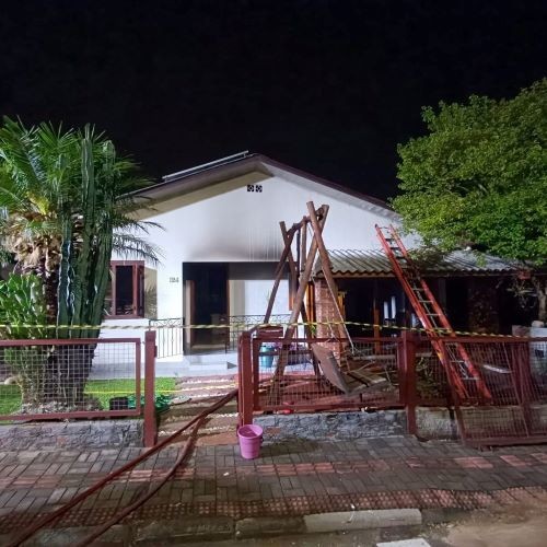 Bombeiros atendem princípio de incêndio em residência de Saudades