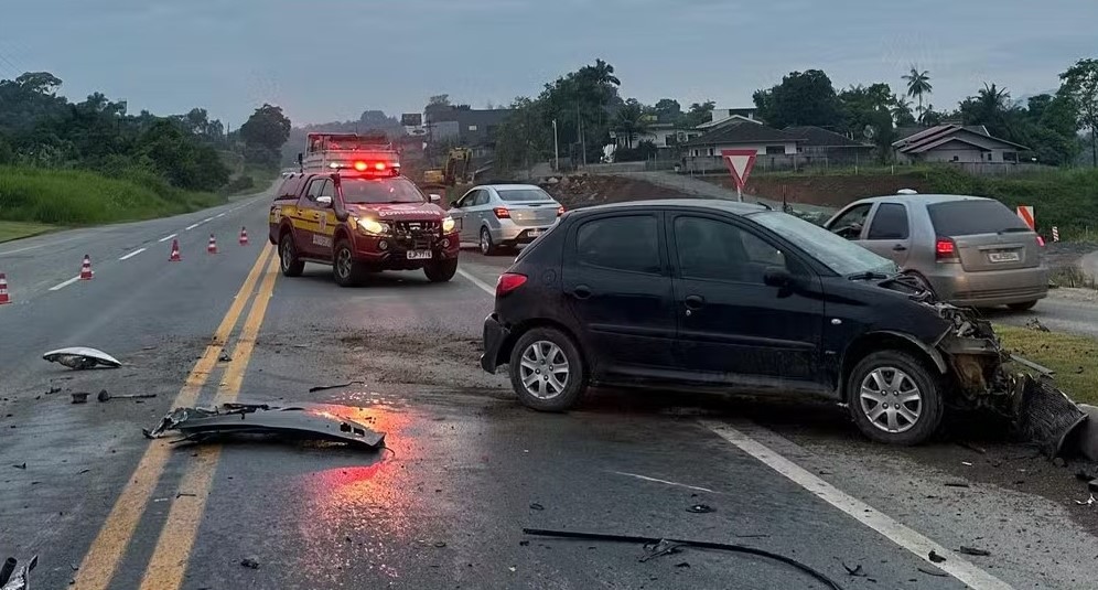 Motociclista grávida de 8 meses morre após colisão com carro e caminhão-baú em SC; bebê não sobreviveu