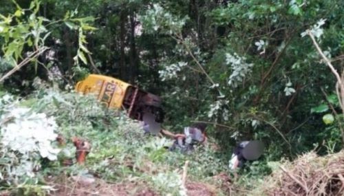 Ônibus escolar cai em ribanceira no Oeste de SC