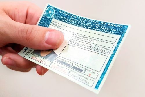 Homem utiliza CNH falsa durante fiscalização e acaba preso, no Oeste