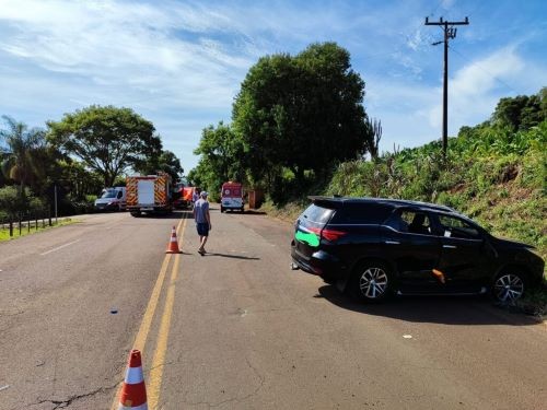 Colisão frontal entre carros seguida de capotamento deixa idosa ferida no Oeste de SC