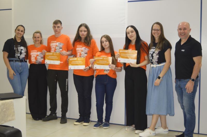 Jovens de Cunha Porã concluem Programa Geração Empreendedora com apoio da Associação Empresarial
