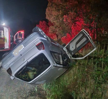 Duas pessoas são encaminhadas ao hospital após capotamento na BR-282
