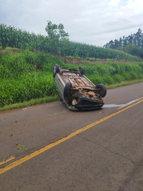 Homem fica ferido após capotar carro no Oeste de SC