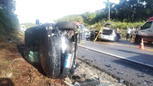 Colisão frontal na BR-282 deixa feridos e mobiliza equipes do Corpo de Bombeiros 