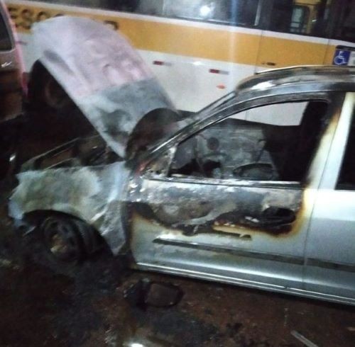 Veículo é consumido por incêndio em garagem de prefeitura de município do Oeste