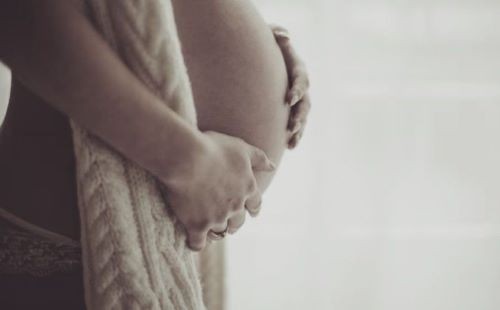 Tentativa de homicídio e aborto: padrasto e cúmplice são condenados em SC