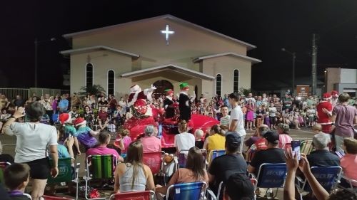 Cunha Porã dá início ao Natal Mágico com a chegada do Papai Noel