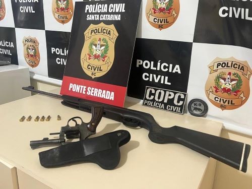 Mulher é presa no Oeste por posse irregular de arma de fogo