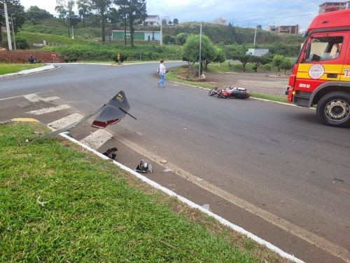 Jovem fica gravemente ferida ao colidir em placa e cair de motocicleta em Xaxim