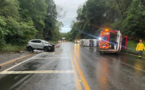 Van tomba após colisão com carro na SC-157 em Cordilheira Alta