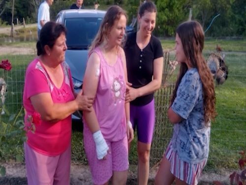 Vereadora que sobreviveu após ser esfaqueada pelo ex-marido recebe alta em SC