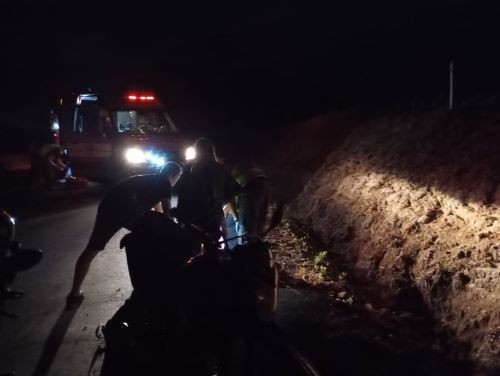 Queda de motocicleta no interior de Cunha Porã deixa duas pessoas feridas 