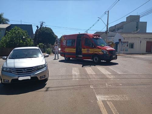 Mulher é atropelada na faixa de pedestres no centro de Cunha Porã