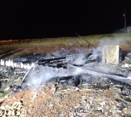 Incêndio destrói residência no interior de Tigrinhos e suspeito é preso